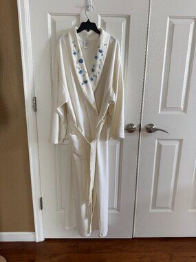 Vintage Elisabeth by Liz Claiborne White Robe Blue Floral Embroidered Belted Siz